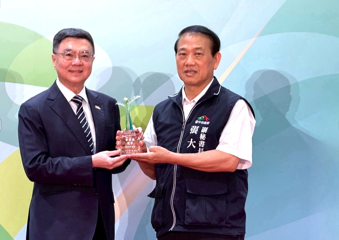 ▲副秘書長張大春代表台中市政府受獎。(圖/中市府提供)
