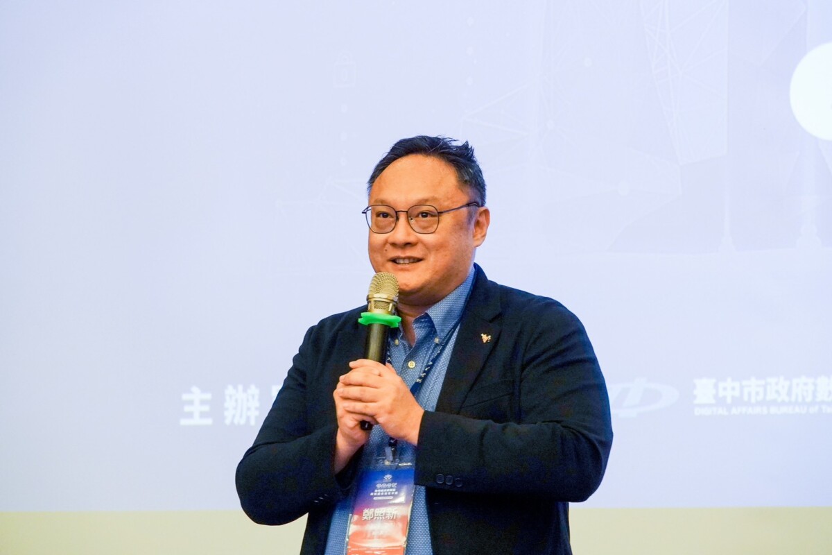 ▲副市長鄭照新致詞，勉勵青年學子在數位浪潮中培養理性判讀與獨立思考能力。(圖/中市府提供)
