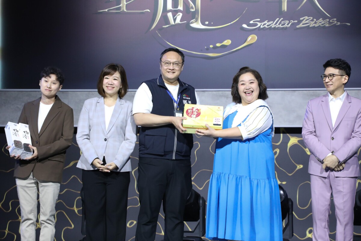 ▲副市長鄭照新現身應援，帶來台中特產太陽餅、霧峰在地好酒等。(圖/中市府提供)