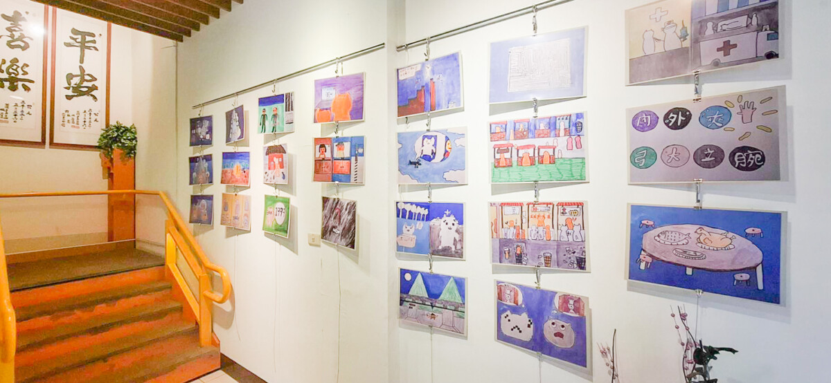 ▲鎮港園社區大學推展紙芝居故事，昨天在林園圖書館辦理「山海傳情、古厝懷思」紙芝居在地故事聯展，除了有靜態的故事圖卡展出外，兩間學校的小朋友也在現場分享他們所創造的在地故事。（圖/鎮港園社區大學提供）