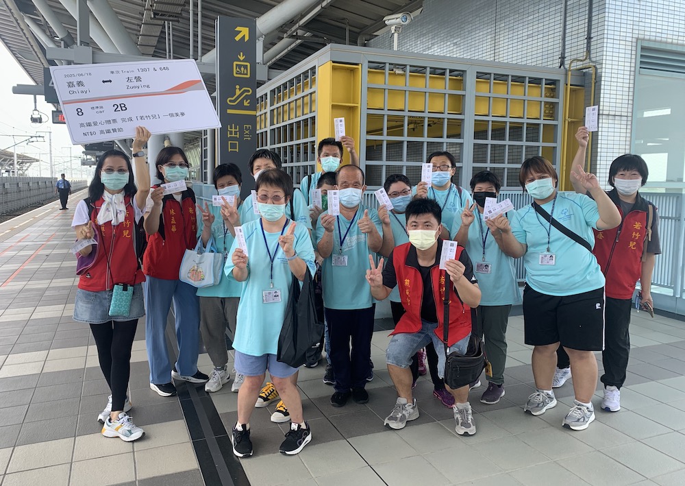 台灣高鐵嘉義站送暖溫馨地方，協助來自嘉義縣民雄鄉「若竹兒智能發展中心」的院生們實現心中期待已久，完成前往高雄旅遊的夢想。（圖/高鐵公司提供）