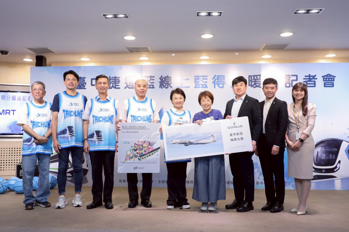 ▲5,000萬人次的「前一位幸運旅客」獲得星宇航空機票及「5,000萬人次紀念旅遊票卡」。(圖/中市府提供)