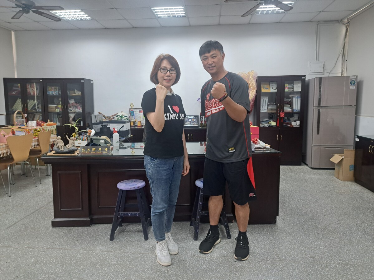 校長郭月秀提倡「學業與運動兼顧」的教育理念，並在何凱翔總教練大力推動下讓新埔國中棒球隊學生們個個品學兼優。(記者郭晉嘉攝影)。