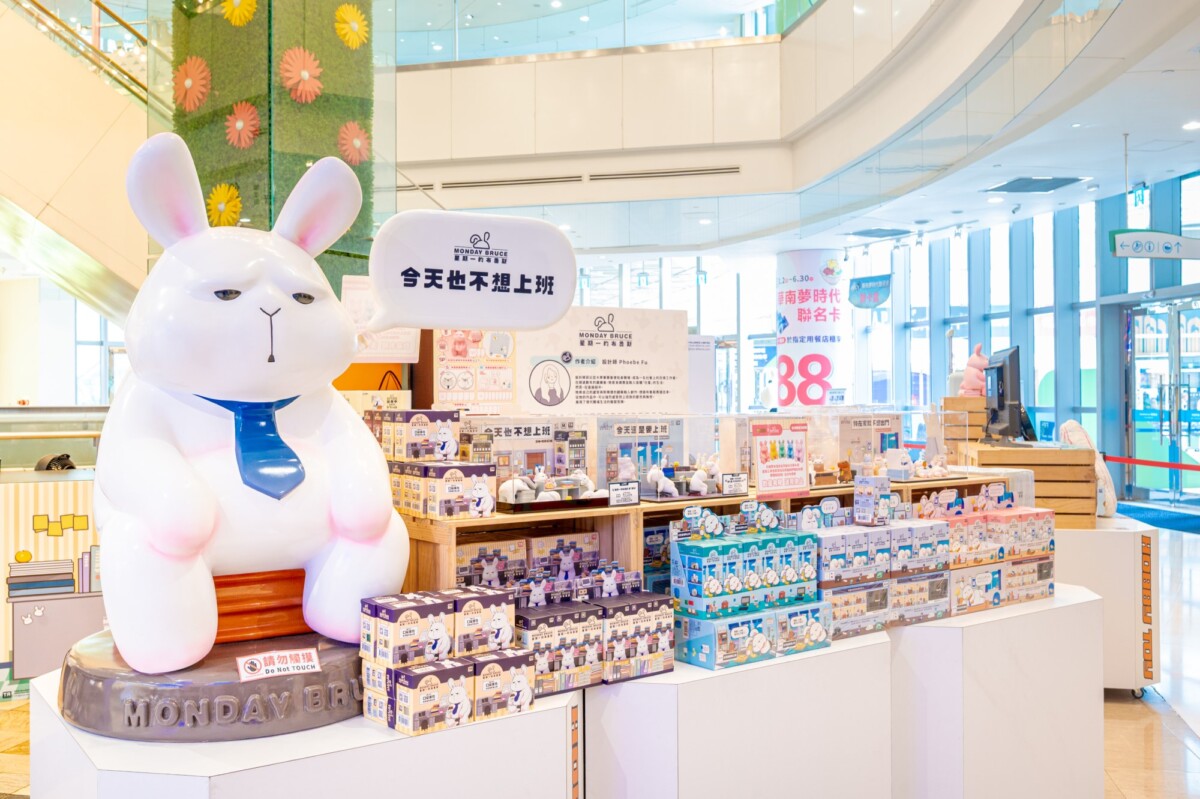 ▲現場售有逗趣療癒的盒玩、鑰匙圈等特色商品。（圖/高雄夢時代提供）