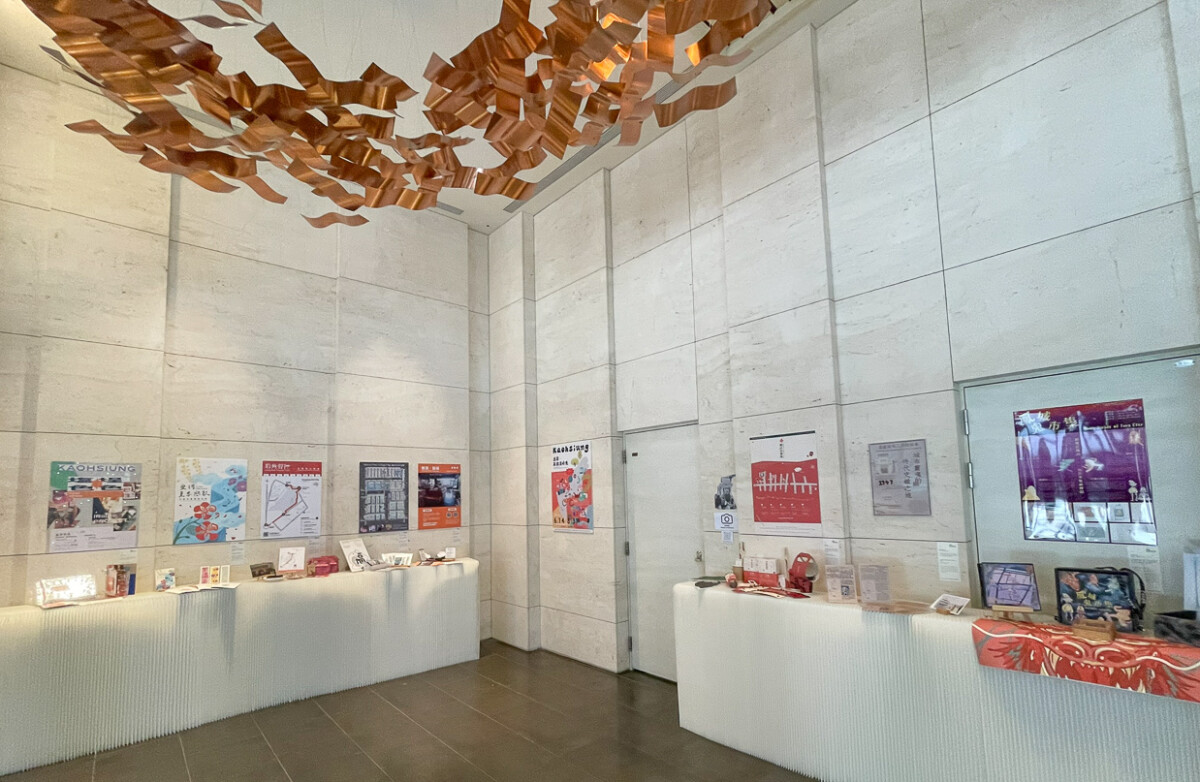 ▲喜迎旅店大廳的作品展出，讓有80_來自於國外的旅客，可以感受到台灣文化的特色。（圖/高科大創新設計學院提供）