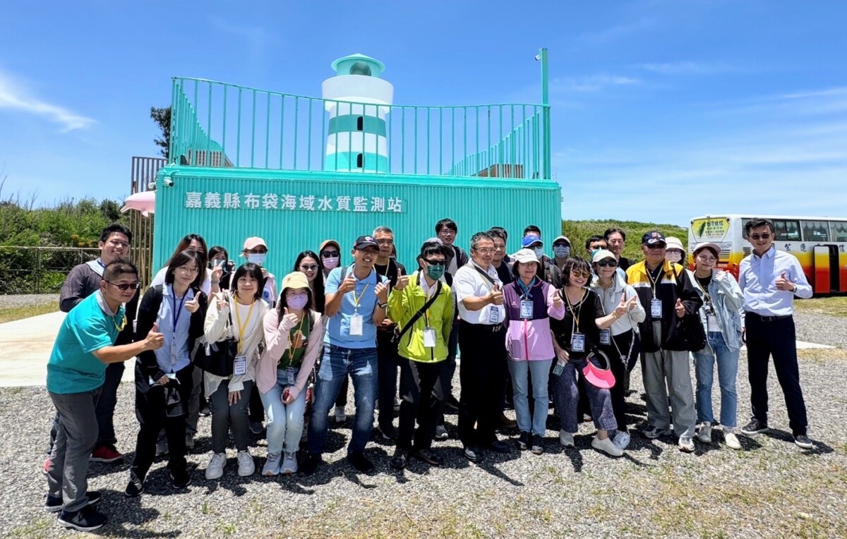 嘉縣府帶領海保署觀摩嘉義縣海洋污染防治自動監測站。（圖/嘉義縣政府提供）