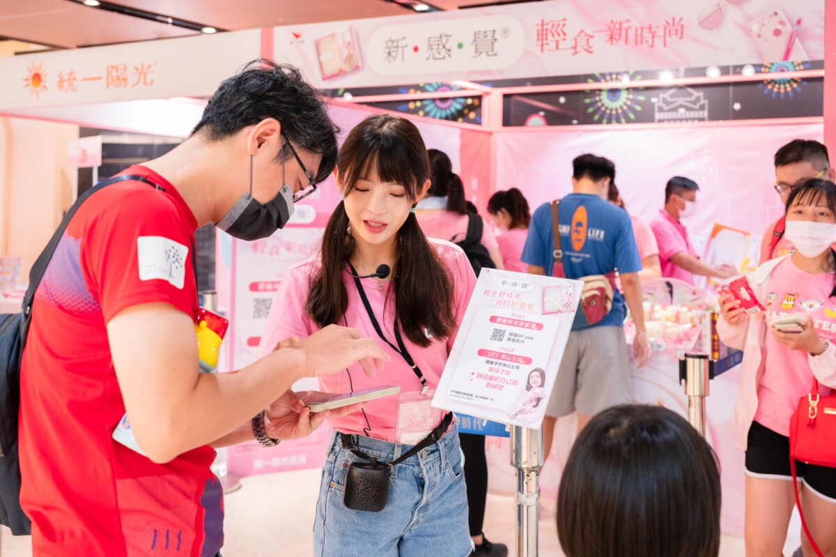 ▲現場更集結BEING sport、新感覺、統一陽光、康是美、SOYJOY等品牌，推出限時粉紅派對市集。（圖/高雄夢時代提供）