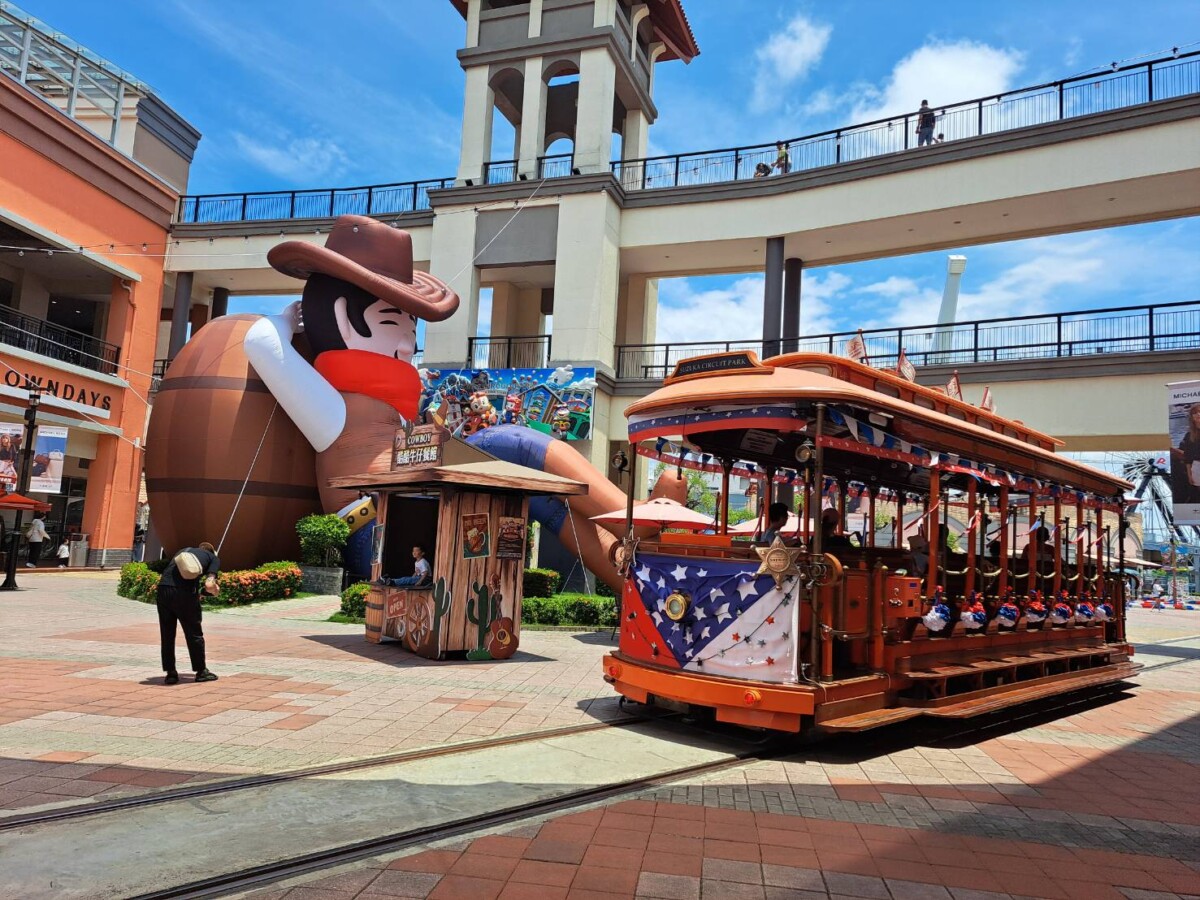 ▲SKM Park Outlets 高雄草衙 加碼活動，8月底前身穿高捷盃紀念球衣，可免費搭乘鈴鹿賽道樂園叮叮電車。（圖/SKM Park Outlets高雄草衙提供）