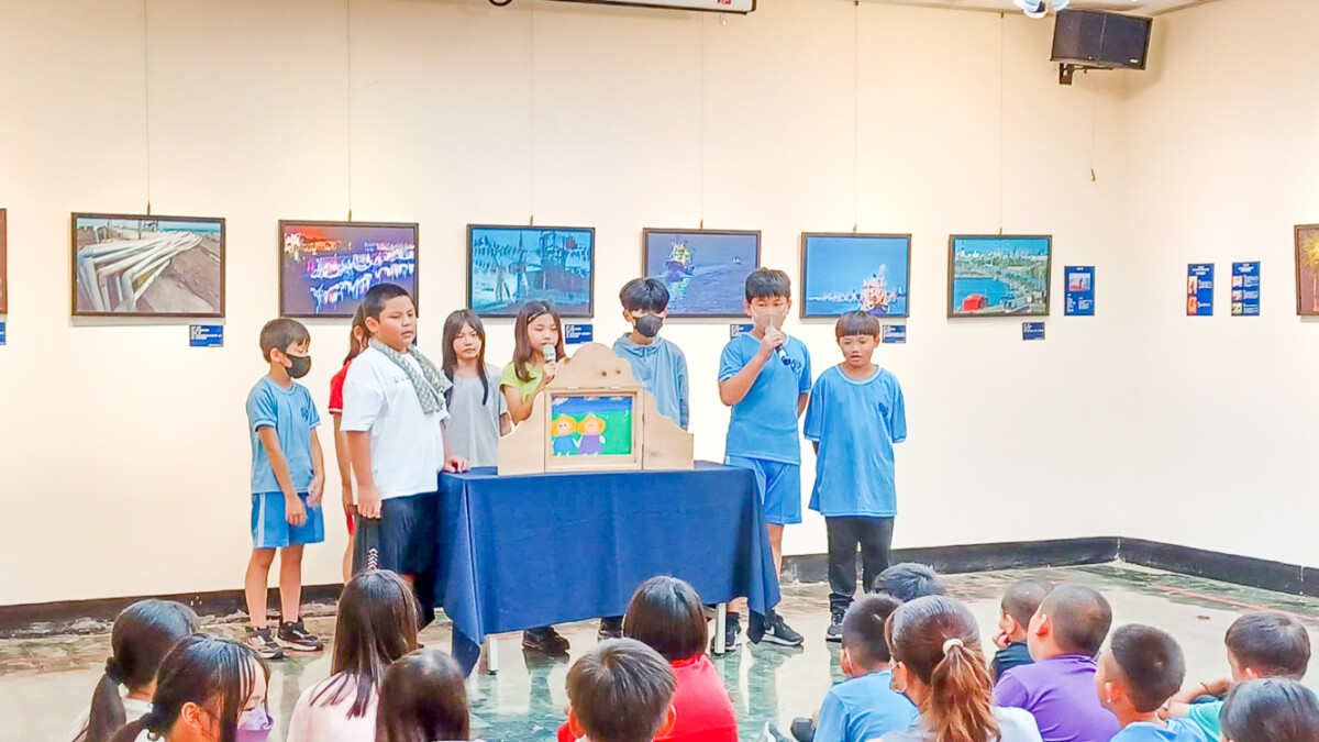 ▲鎮港園社區大學推展紙芝居故事，昨天在林園圖書館辦理「山海傳情、古厝懷思」紙芝居在地故事聯展，除了有靜態的故事圖卡展出外，兩間學校的小朋友也在現場分享他們所創造的在地故事。（圖/鎮港園社區大學提供）
