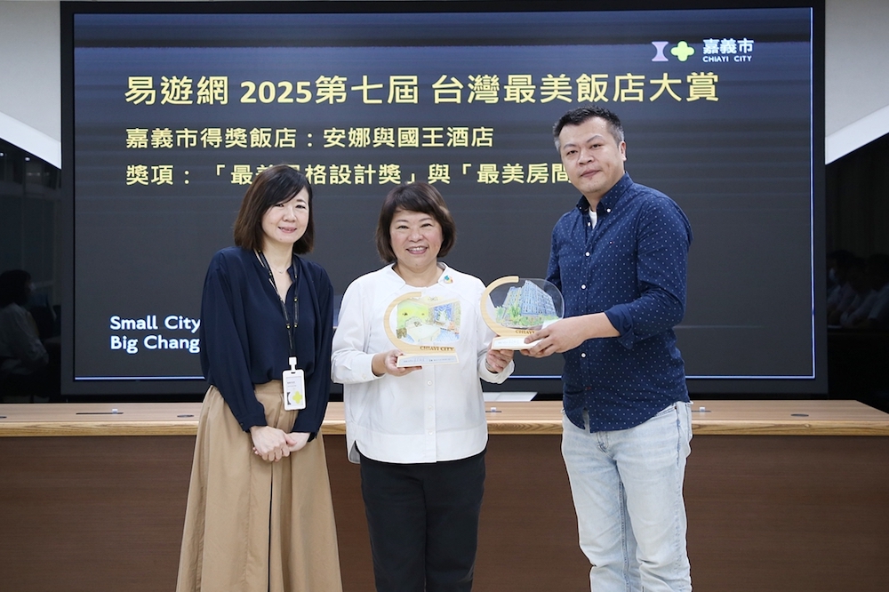 嘉義市市長黃敏惠今（24）日特別在市務會議中親自表揚獲獎安娜與國王酒店業者，感謝他們以行動為嘉義觀光注入嶄新能量。（圖/嘉義市政府提供）