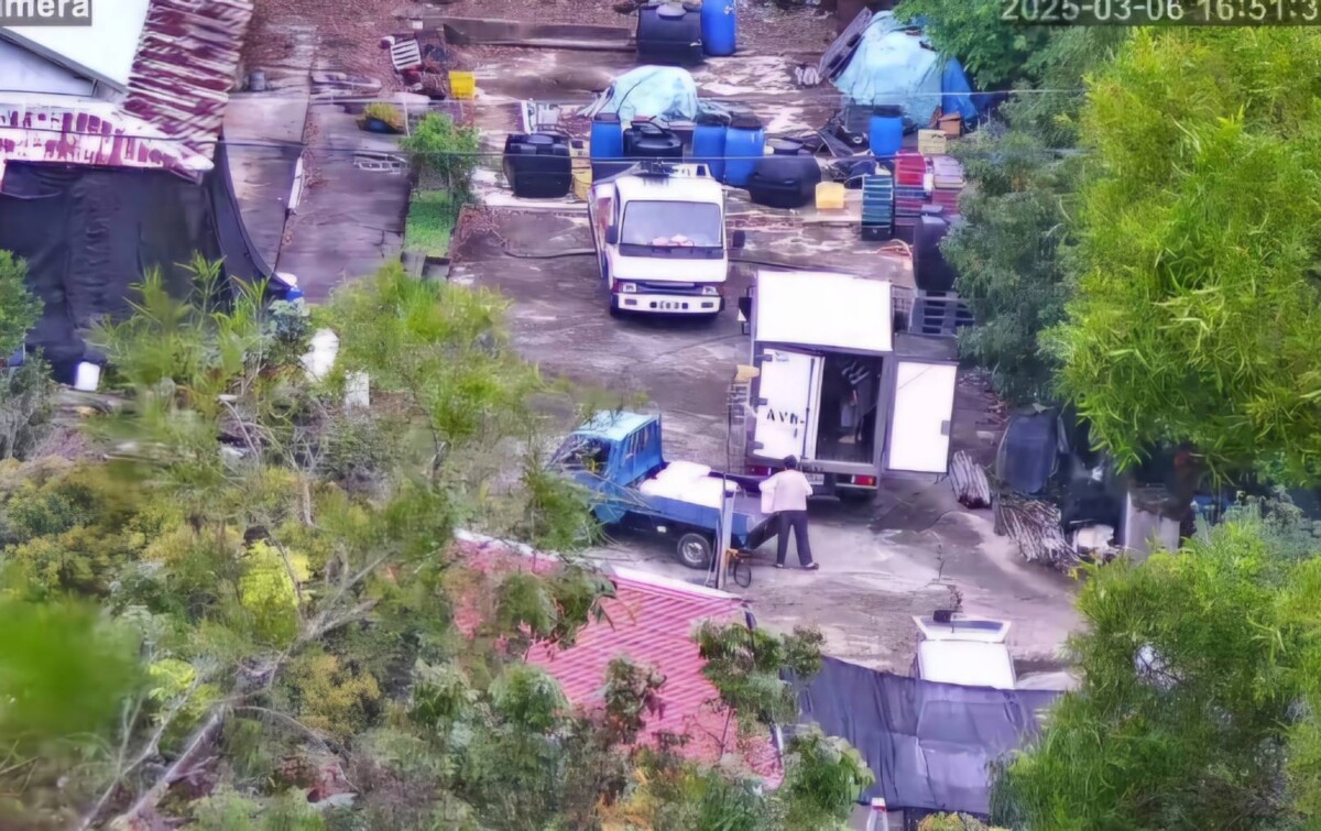 ▲犯嫌將高雄市杉林區工廠製造之毒品、半成品搬上貨車，準備運往屏東縣。（圖／記者陳彥霖翻攝） 