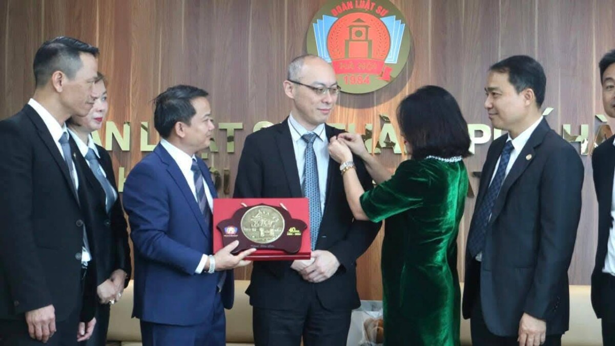▲2024年河內律師公會於40周年慶期間，由副會長Huynh Phuong Nam律師頒贈河內律師會之友徽章給俞伯璋律師。(記者/陳維鈞翻攝）