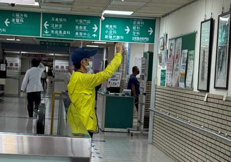 多元媒材藝術展引看診民眾駐足欣賞，帶來充滿溫度的療癒。（圖/嘉義分院提供）