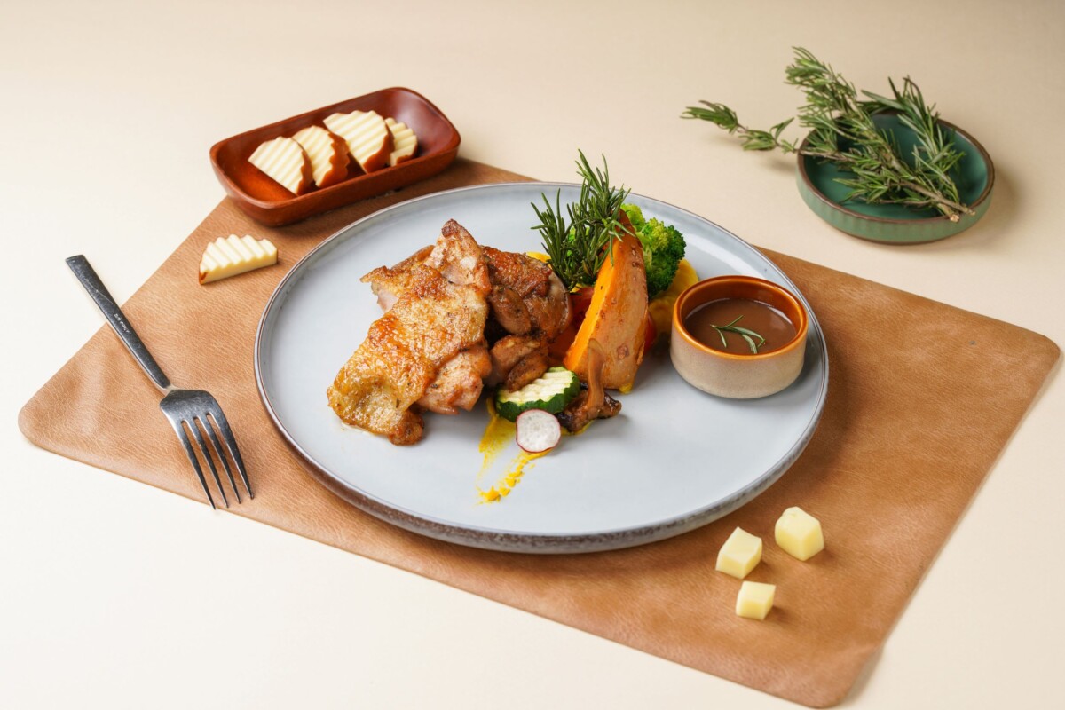 ▲Cozzi THE Roof餐廳7月1日至8月31日推出「夏季食尚狂饗」餐飲優惠，凡於餐廳消費滿1,000元，即贈「200元餐飲抵用券」乙張，主廚推薦主餐「孜然燒烤風味雞排佐迷迭香醬」。（圖/和逸飯店提供）