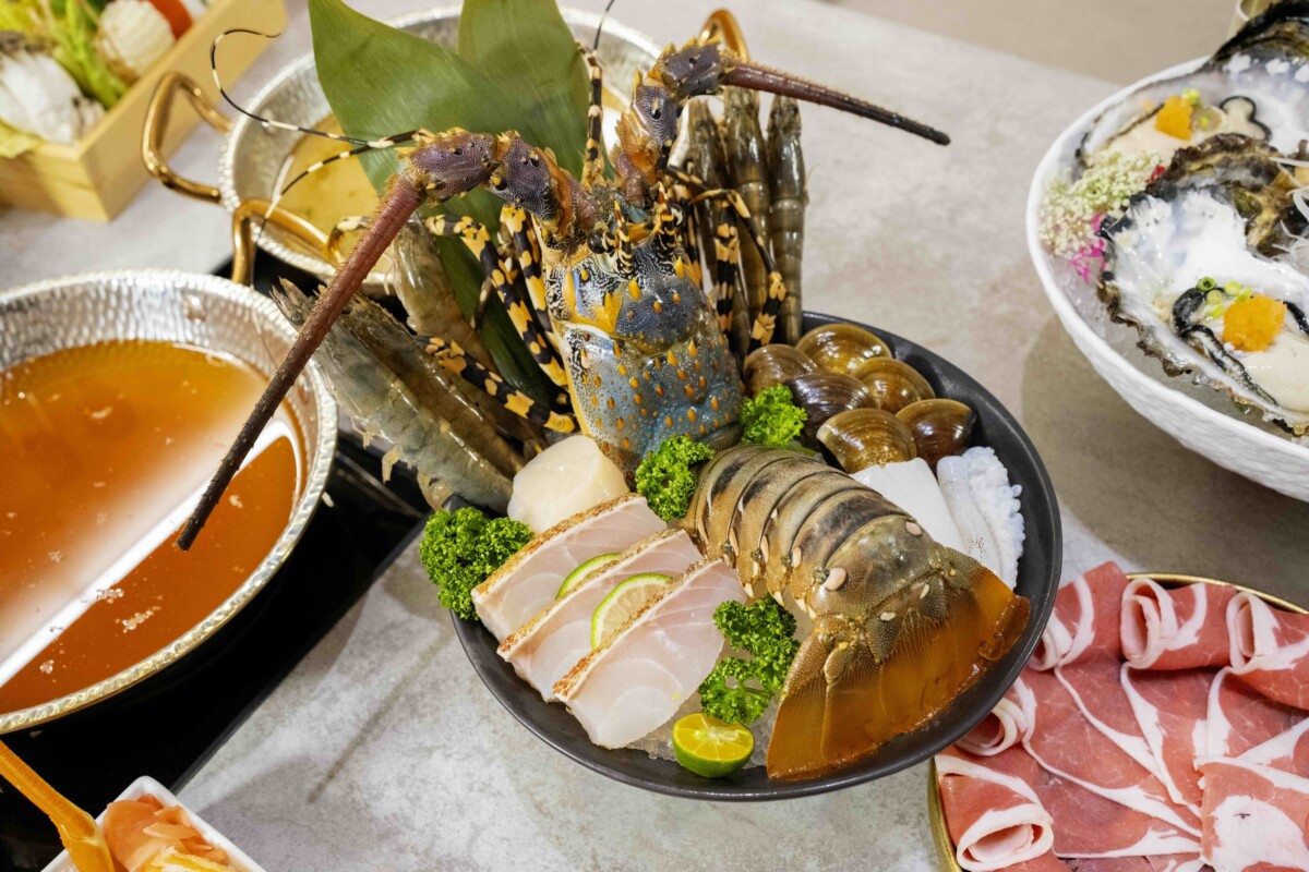 ▲活體龍蝦盛合。選用整尾活龍蝦現宰入鍋，肉質緊實Q彈、搭配高湯後釋放濃郁蝦膏香氣，是饕客之選。(圖/記者顏淑娟翻攝)
