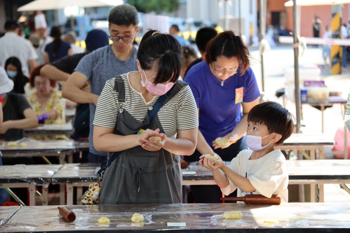 ▲「太陽餅達人趣味競賽」，今(21)日在台中公園熱鬧舉辦！吸引不少親子家庭到場參加。(圖/記者顏淑娟翻攝)