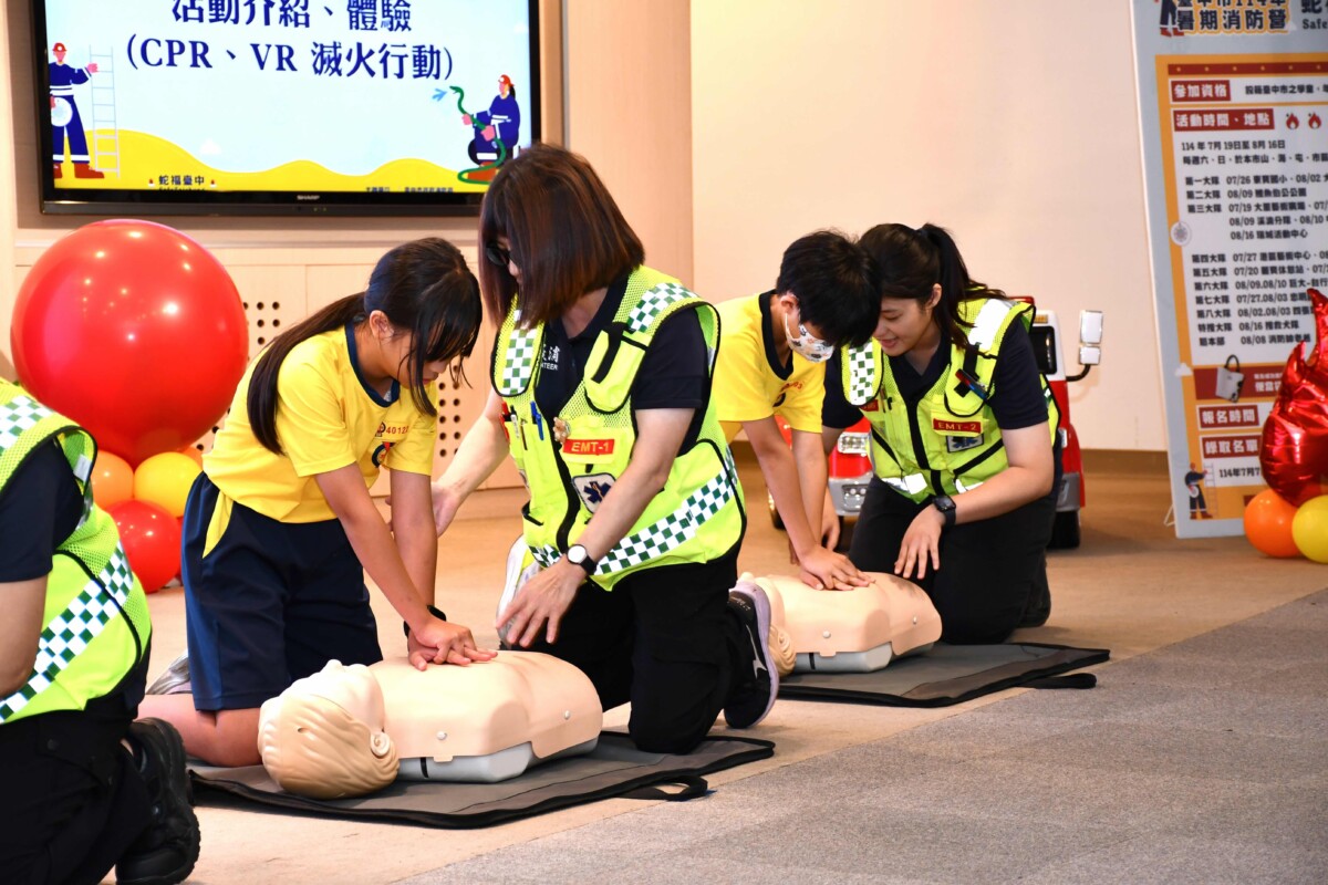 ▲忠孝國小學生體驗CPR競賽。(圖/中市府提供)