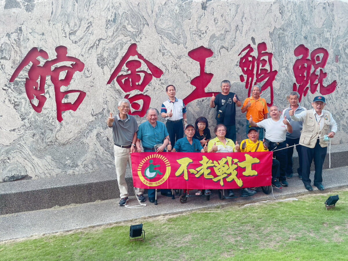 ▲全國肢體傷殘聯合總會「不老戰士」南鯤鯓會館歡喜合照。（圖／記者陳彥霖翻攝）