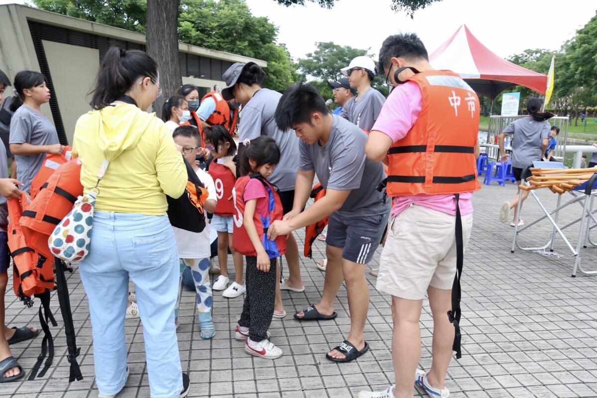 ▲團隊協助民眾穿著救生衣確保安全。(圖/中市府提供)