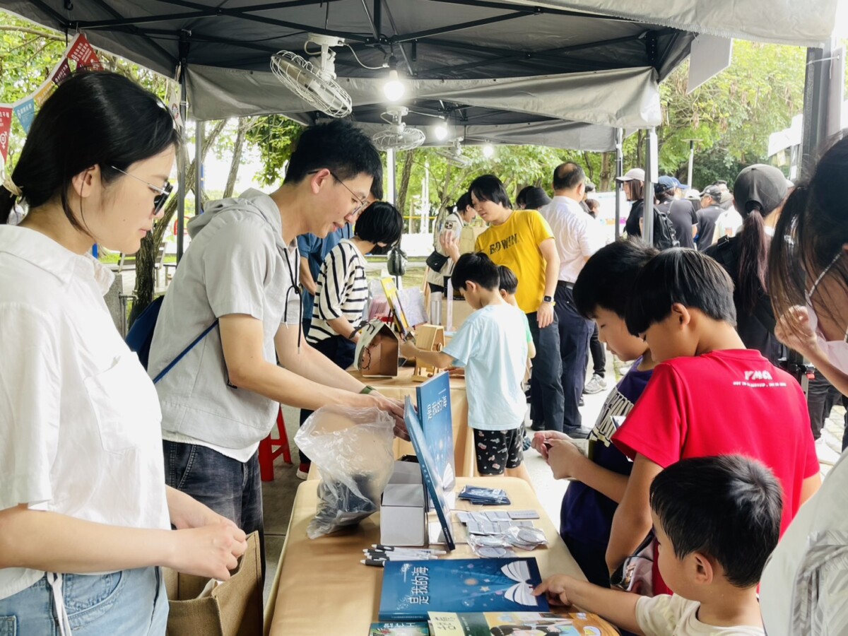 ▲每一攤都設計了趣味互動遊戲和手作體驗，向民眾宣導永續生活觀念及廉潔誠信精神。(圖/記者顏淑娟攝)