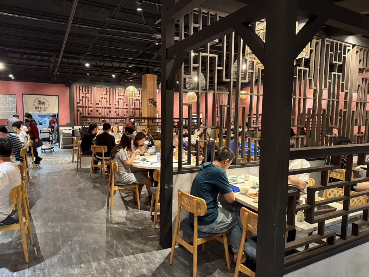 ▲「麟粥宮」巨蛋商圈店開幕以來吸引無數」」眾多饕客排隊等候，南高雄分店預計於九月底開幕。（圖/業者提供）