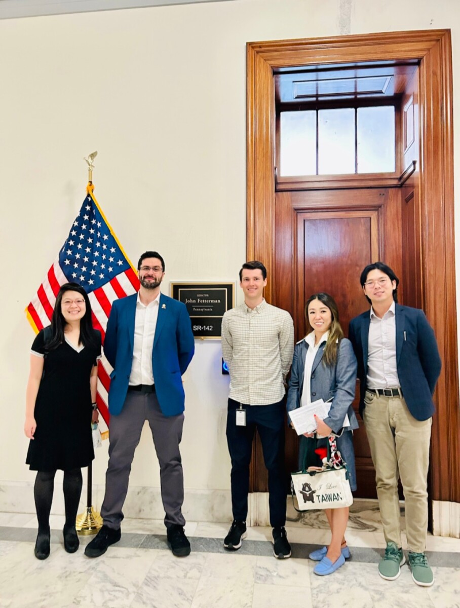 江孟純博士與賓州團隊夥伴在國會山莊參與台灣人公共事務的籌備與推動。(影像由江孟純提供)。