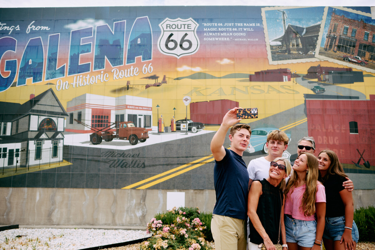 Family selfie, galena route 66 mural, galena route 66 mural, taking photos