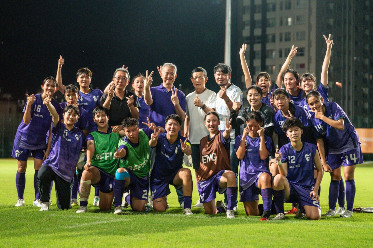 女武神賽後合影，領隊王翔（後排左4起）、董事長張燦、總教練彭武松、副領隊陳齊祥。(影像由陳齊祥副領隊提供)。
