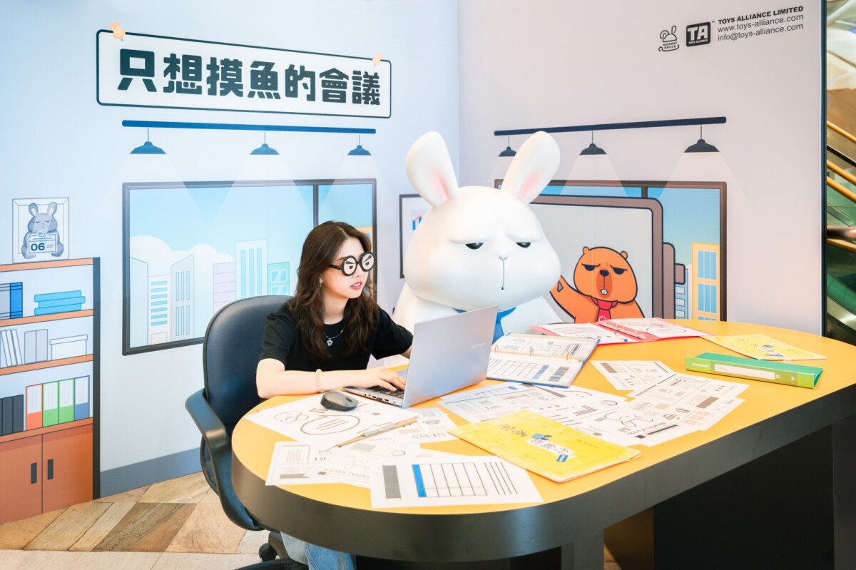 ▲「只想摸魚的會議」拍照區。（圖/高雄夢時代提供）