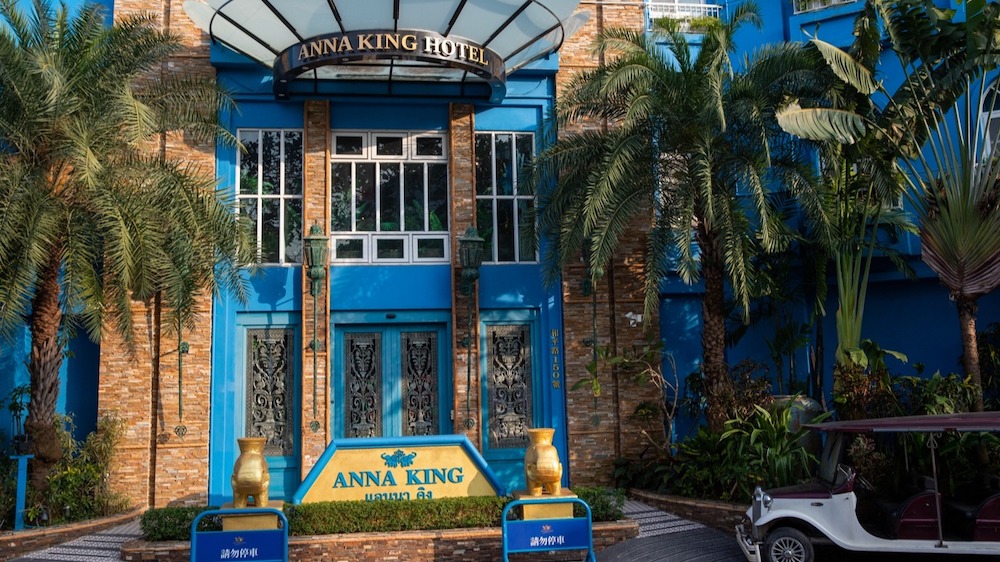 安娜與國王酒店首度參賽即脫穎而出，外觀以孔雀藍為主色，搭配浪漫優雅的室內設計，營造出陽光、人情味與度假氛圍兼具的空間體驗。（圖/嘉義市政府提供）