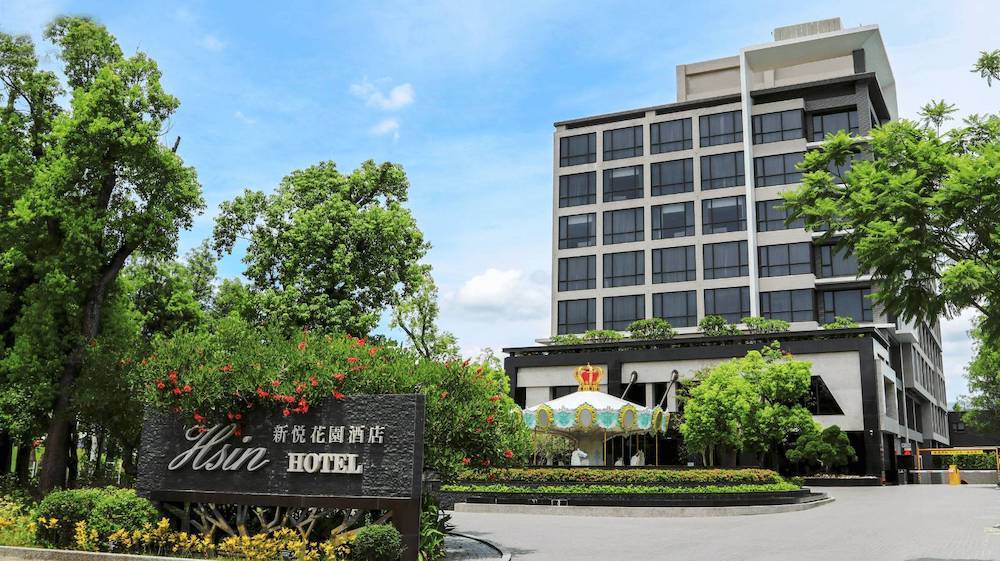 新悦花園酒店今年再度榮獲「最美親子享樂獎」與「最美房間獎」雙料大獎；安娜與國王酒店一舉拿下「最美風格設計獎」與「最美房間獎」，為嘉義旅宿再添亮點。（圖/嘉義市政府提供）