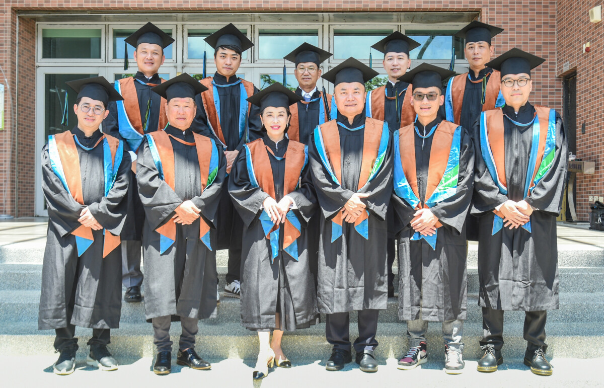 ▲中山大學EMBA畢業班26級的12位企業家。（圖/知識流出版提供）
