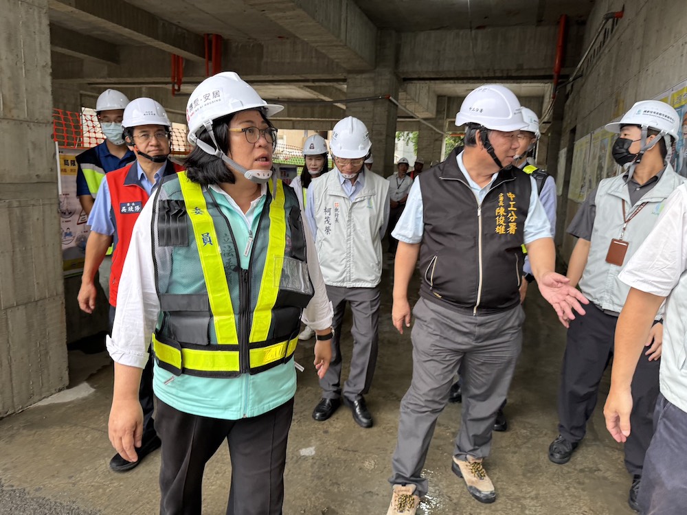 嘉義市區域立法委員王美惠率團前往嘉義市社會住宅進行實地考察，打造健康安全的居住空間。（圖/王美惠服務處提供）