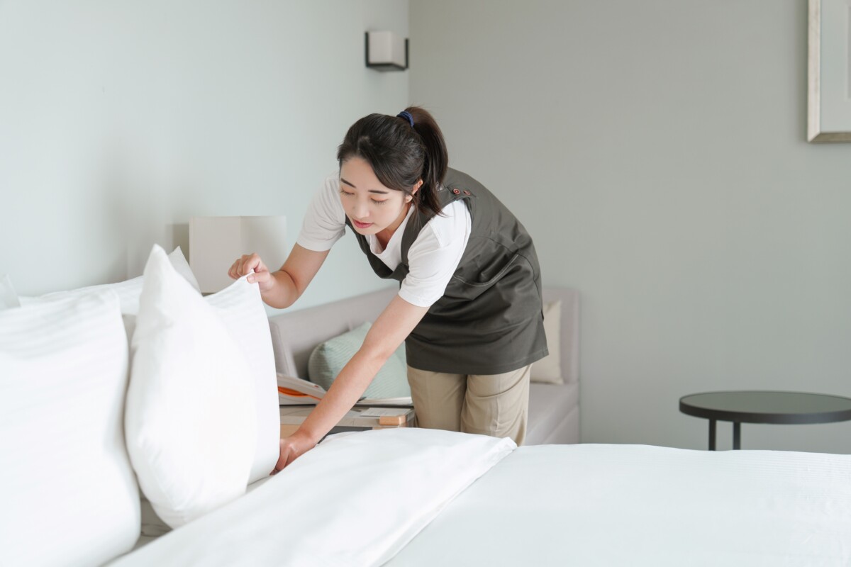 ▲和逸飯店·高雄中山館「SLEEP COZZI和逸體驗」精選舒壓美腿枕、舒眠獨立筒工學記憶枕等多款助眠枕頭，提供安穩的睡眠品質。（圖/和逸飯店提供）