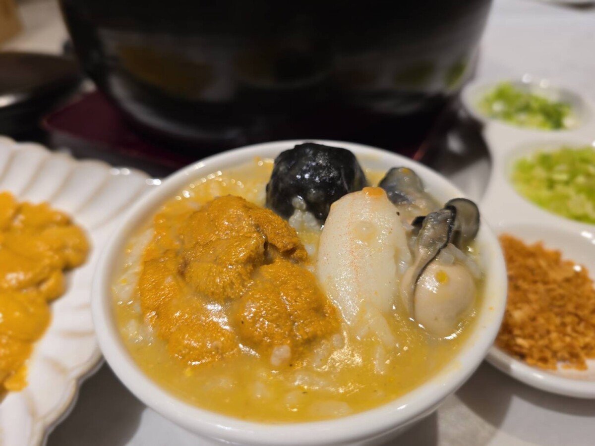 ▲麟粥宮近日再掀新話題，自7/5至8/31期間限定，限量推出高雄少見的「澎湖馬糞海膽粥」。（圖/業者提供）