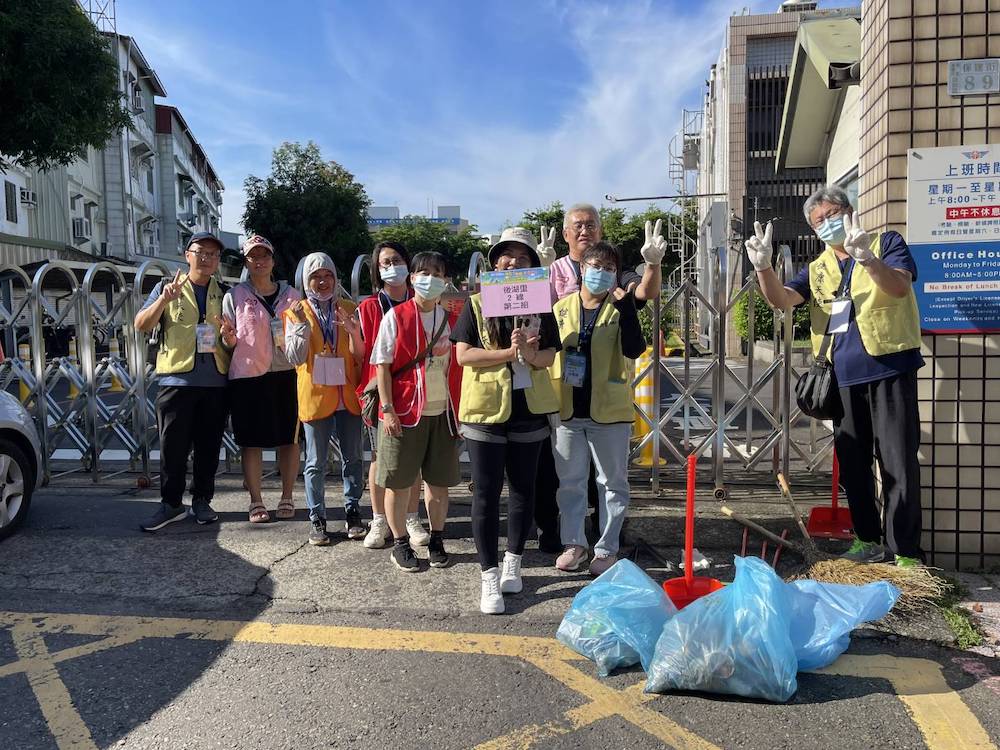 嘉義基督教醫院推「不點菸，生活更美滿；不嚼檳，健康自然來！」行動，醫院員工與企業志工約200多人熱情響應，一起用行動打造「無菸無檳、乾淨又健康」的家園。（圖/嘉義基督教醫院提供）