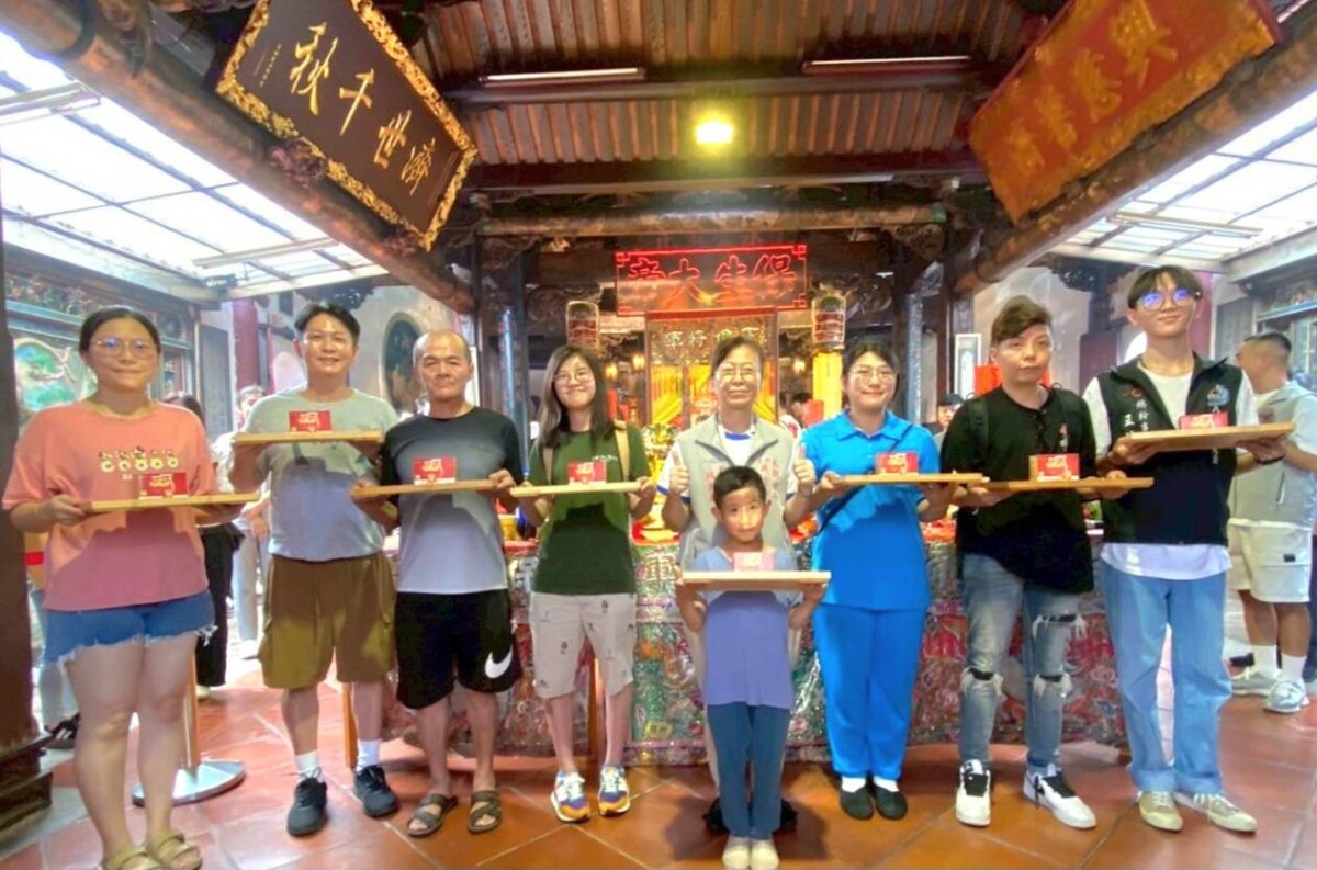 ▲興濟宮董事長林淑華與前八名獲得迎回小虎爺的信眾合影留念。（圖／記者陳彥霖攝2025.06.30）