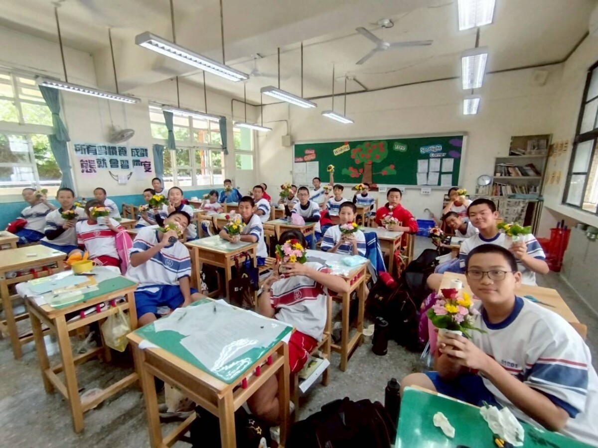 上課當中認真學習，課外之於認真打球為新埔國中校長郭月秀對棒球隊的最高宗旨。(影像由新埔國中棒球隊)提供。