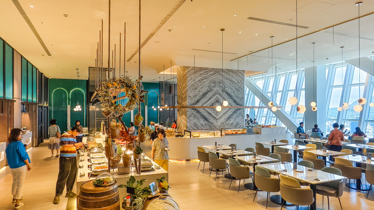 ▲位於承億酒店26樓的「貳陸日全食」Buffet餐廳，自即日起全面啟動全新Brunch Buffet計劃，將早餐供應時間從原本的10:30大幅延長至14:30。（圖/記者黃淑貞攝）
