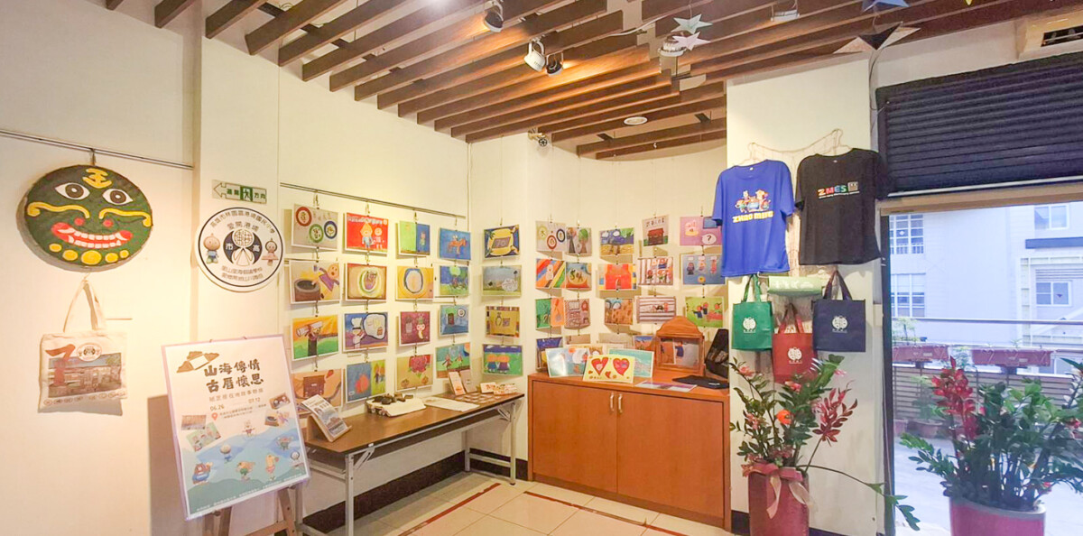 ▲鎮港園社區大學推展紙芝居故事，昨天在林園圖書館辦理「山海傳情、古厝懷思」紙芝居在地故事聯展，除了有靜態的故事圖卡展出外，兩間學校的小朋友也在現場分享他們所創造的在地故事。（圖/鎮港園社區大學提供）