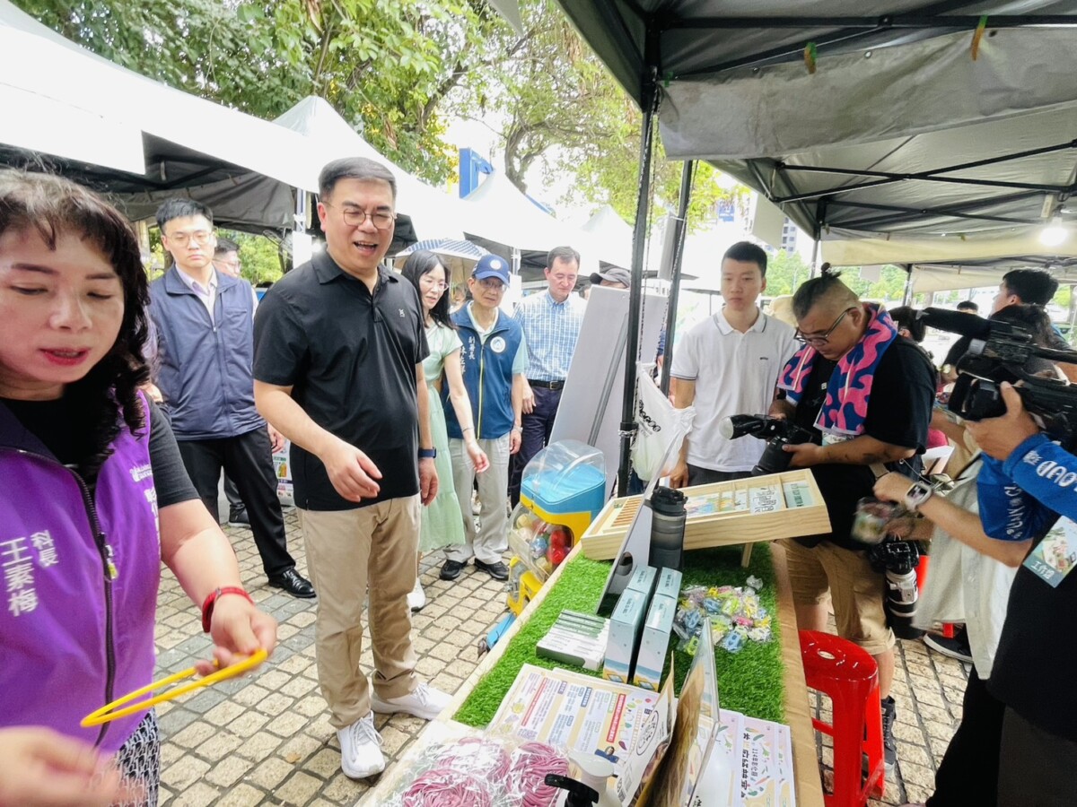 ▲環境部長彭啓明環保展攤巡禮，號召大家一起保護環境。(圖/記者顏淑娟攝)