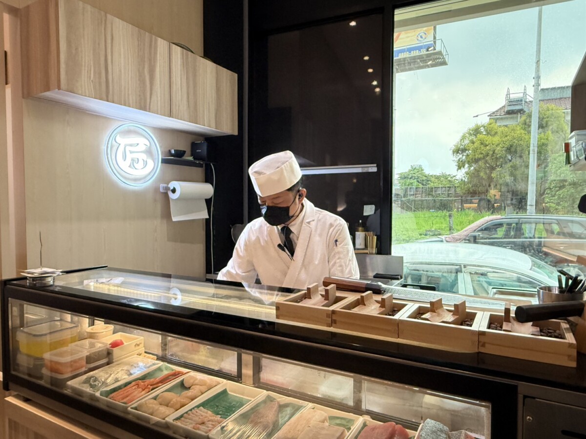 ▲日料主廚駐店，現場處理當日活體漁貨與極上和牛。(圖/記者顏淑娟攝)