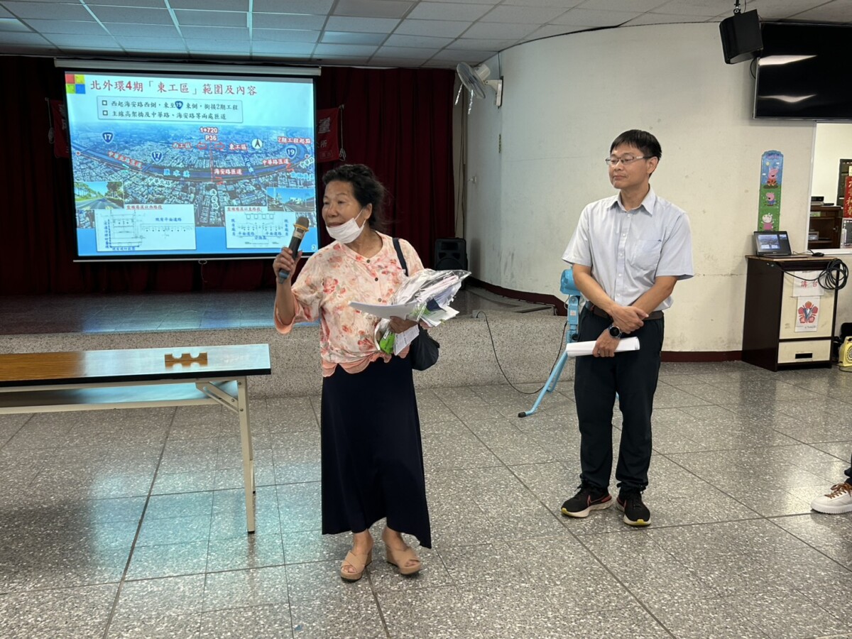 ▲自救會提案人蔡善甄不滿市府一直未與沿線住戶協調，公文未直接發給住戶，而是掛在路口的路燈桿。（圖／記者陳彥霖翻攝）