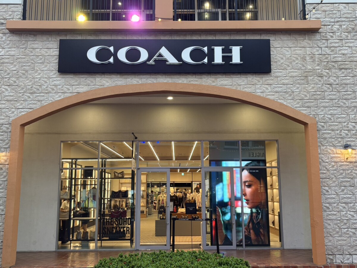 ▲SKM Park Outlets高雄草衙 大道東一樓COACH 5折起。（圖/SKM高雄草衙提供）