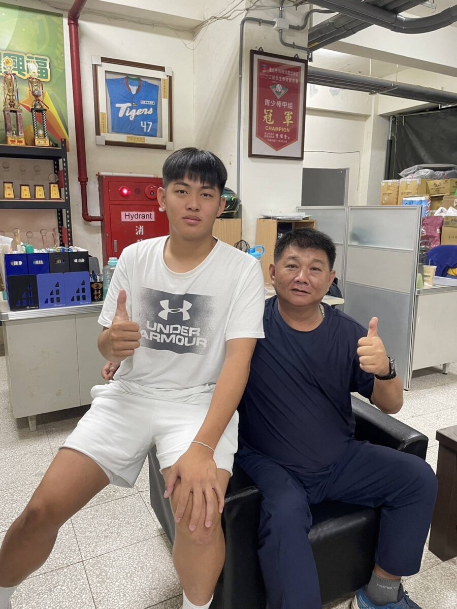 中職選秀狀元韋宏亮回到學校感謝吳世賢總教練。(影像由吳世賢總教練提供)。