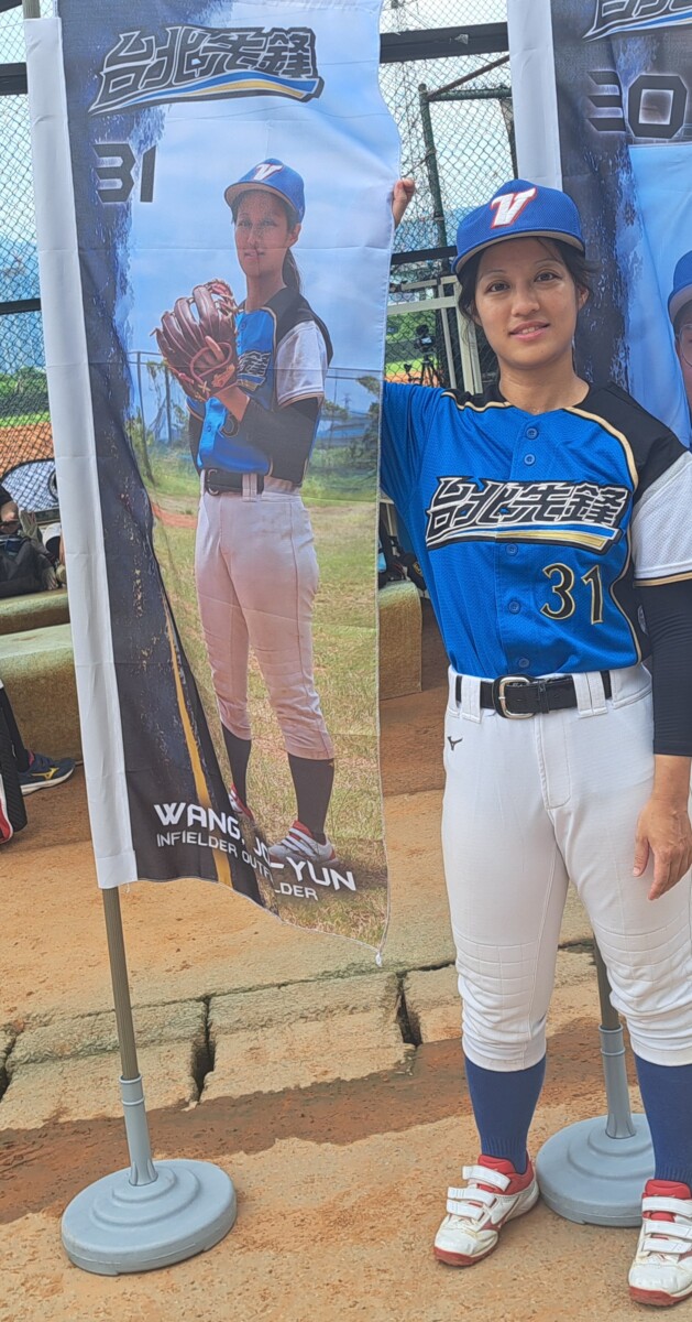 台北先鋒女子棒球隊副隊長王若筠展現創女子棒球運動的力與美結合。(記者郭晉嘉拍攝)。