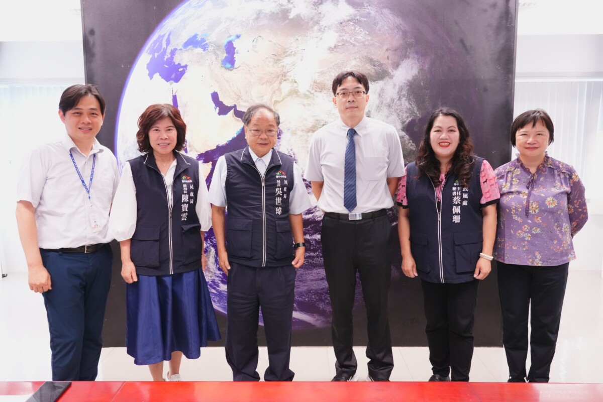 ▲中市民政局廉政防貪指引座談，邀請楊仕正檢察官(右3)與政風處主秘蔡佩珊(右2)擔任與談貴賓。(圖/中市府提供)