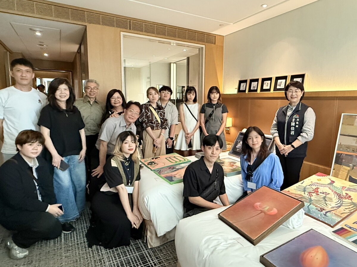 ▲文化局長陳佳君參觀藝術新聲展間。(圖/記者顏淑娟攝)