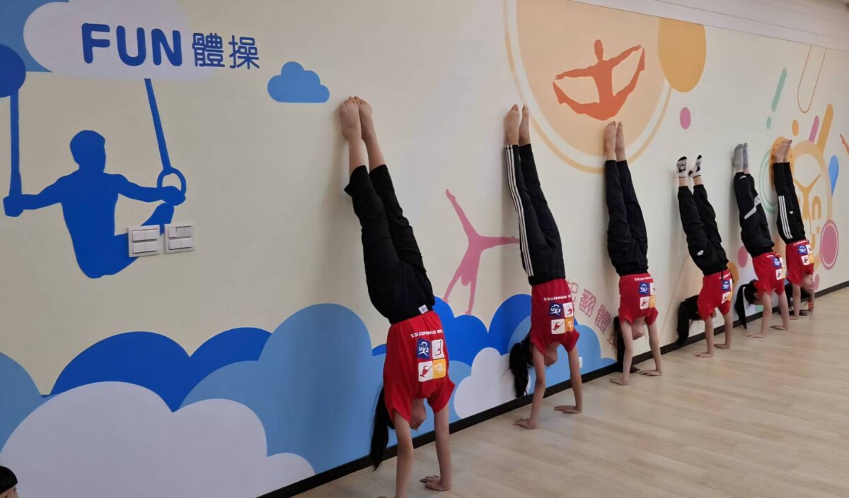 ▲教室課程涵蓋親子體操、分齡分級團班、技巧班、空翻班與專項體操等，依學員年齡與身體發展階段提供個別化訓練目標與內容。（圖／記者陳彥霖攝2025.07.20）