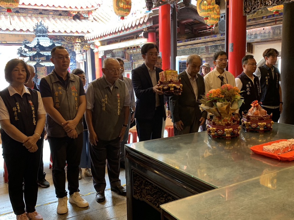 簽約典禮首先由全體與會人員來賓向新港媽祖致敬和行三獻禮。（圖/記者陳惲朋攝）